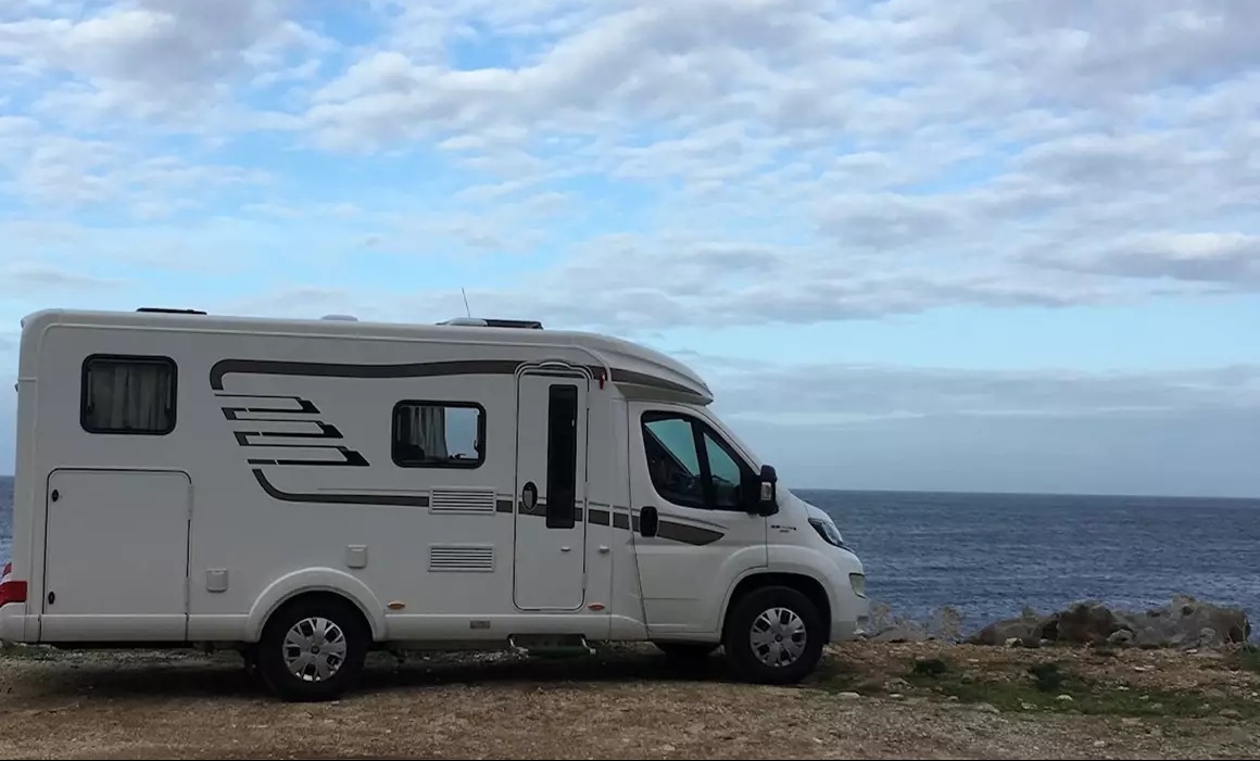 Camper semintegrale al mare